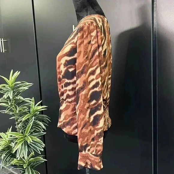 bar III Round v-cut neck, keyhole, long sleeve elastic waist back animal print - Picture 9 of 14